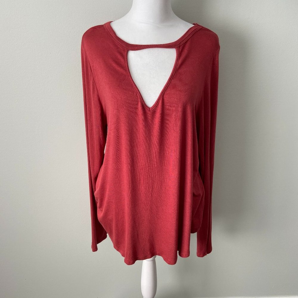 Rags II Riches Key Hole Shirt size XL
